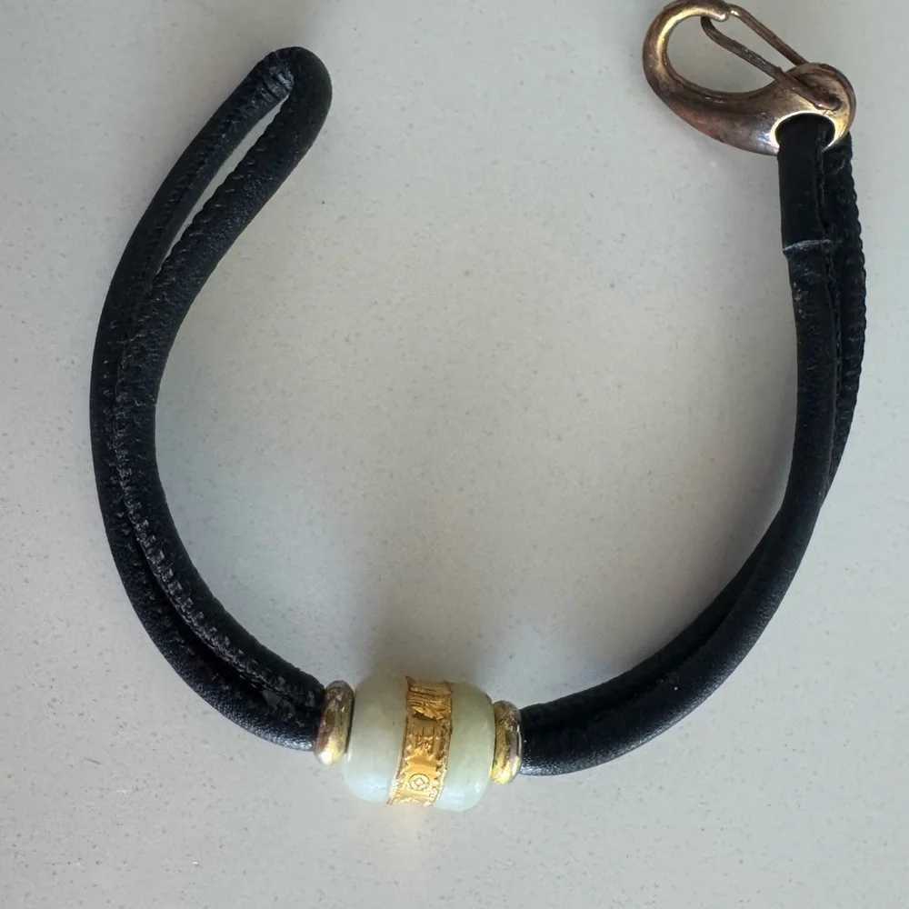Elegant Jade and Gold Leather Bracelet